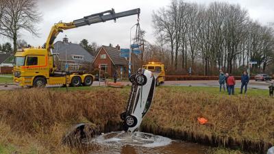 Auto uit water getakeld