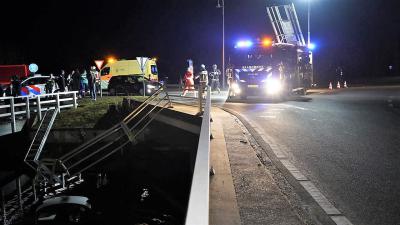 Auto te water en hulpdiensten ter plaatsen