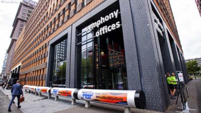 Lekkende oliepijpleiding voor kantoor Pensioenfonds (ABP) op de Zuidas