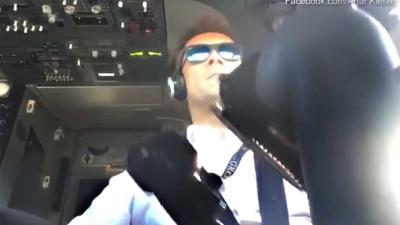 Hard werken voor piloot in cockpit tijdens landing in storm