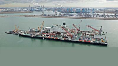 Pioneering Spirit zaterdagochtend vroeg onder grote belangstelling vertrokken