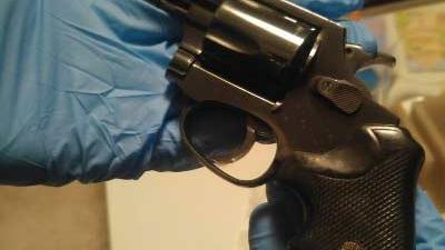 Zeven aanhoudingen na vondst drugs én geladen revolver