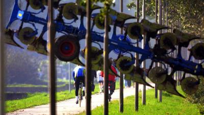 ploeg-tractor-fietspad