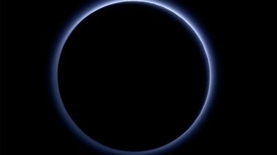 Wetenschappers vinden ijswater en blauwe luchten op Pluto