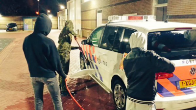 Jongens moeten voor straf politieauto's wassen