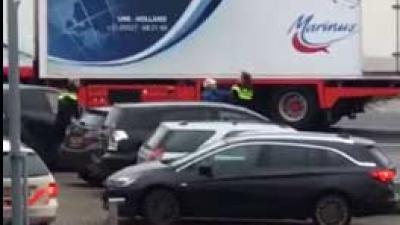 Agenten lossen waarschuwingsschot op man met mes die 'Allah Akbar' roept