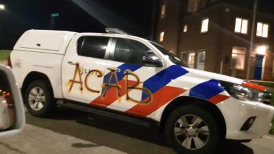 Graffiti gespoten op politiebureaus en -auto's