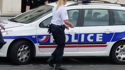 Franse politieagenten bij auto