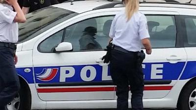 Franse politieagenten bij auto