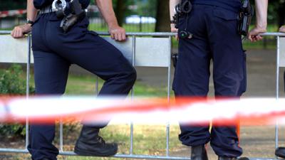 Auto vol kogelgaten, klopjacht en arretaties in Rotterdam