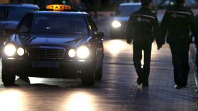 Foto van agenten bij taxi | Archief EHF