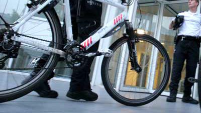 Automobilist rijdt in op agent