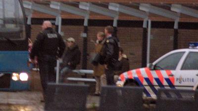 AT stormt stadsbus binnen en pakt met men vuurwapen op