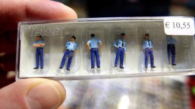 politie-miniatuur-poppetje-modeltrein