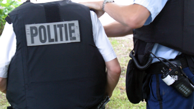 Amsterdamse agenten bewaken Censtraal Station in kogelwerend vest