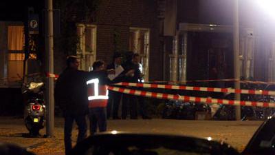 Foto van politie in donker en afzetlinten | Archief EHF