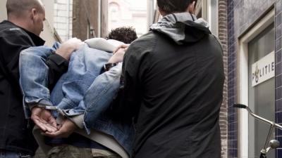 Verdachten straatroof verstoppen zich in toilet