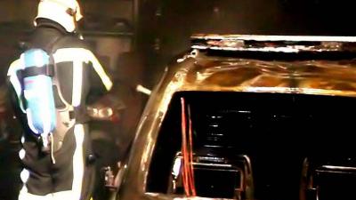 Auto's, waaronder politieauto, in brand gestoken in Hoofddorp