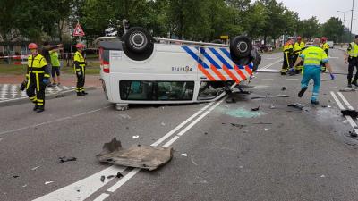 Politiebusje slaat over de kop in Oosterhout 