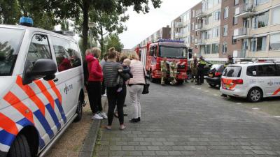 Gewichtheffer laat gewicht vallen, gat in vloer onderbuurman