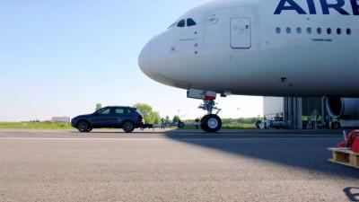 Standaard Porsche verplaatst Airbus A380 over afstand van 42 meter