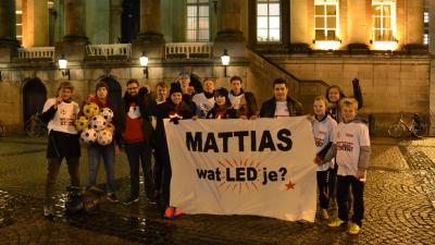 Actie van jongeren voor verlichting voetbalveld Beijum