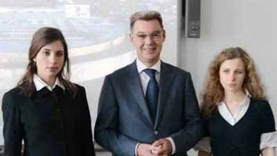 Foto van Pussy Riot bij DJI | Min. Veiligheid en Justitie