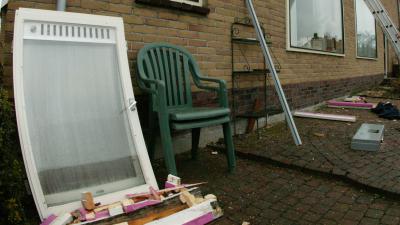 Man gooit ramen woningen in Prins Hendrikstraat in Alkmaar