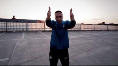 Geldboete geëist wegens beledigende teksten in rap van Bredase rapper