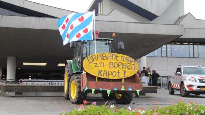 Boerenprotest voor provinciehuis