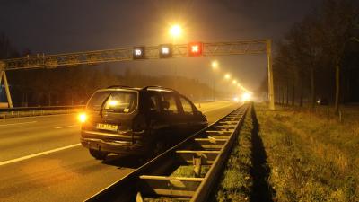 beschadigde auto op snelweg