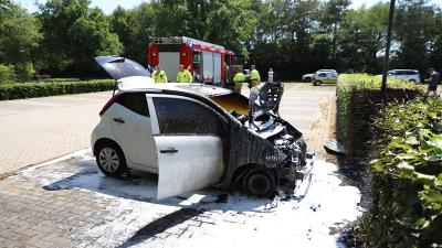 Auto grotendeels uitgebrand