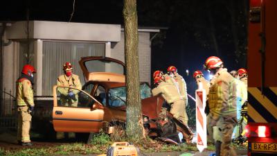 brandweer bevrijdt slachtoffer uit auto