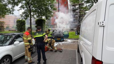 Brandweer blust autobrand