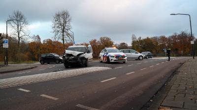 auto zwaar beschadigd door aanrijding
