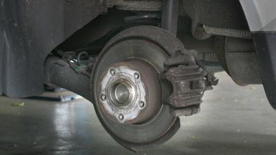 remschijf-auto-remblok-monteur-garage