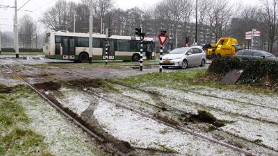 RET-Bus rijdt zich vast op besneeuwde trambaan