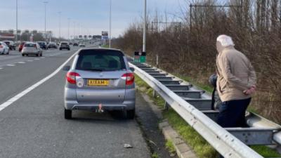 Bejaard stel met brommobiel van A12 geplukt