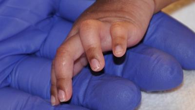 Hartverscheurende foto: moeder neemt afscheid van stervend dochtertje 