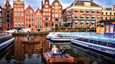 Onderzoek naar zelfsturende bootjes in Amsterdamse grachte