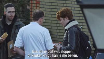 Artsen confronteren rokers op straat: Als je kanker krijgt mag je me bellen