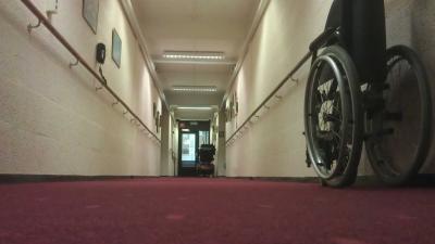 rolstoel-gang-eenzaam-ouderen