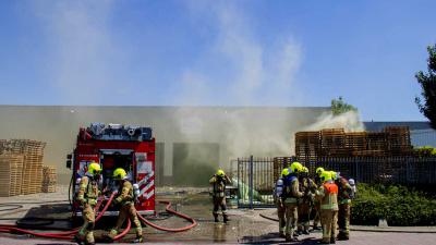 Gele rook na explosie container op bedrijventerrein Schiedam