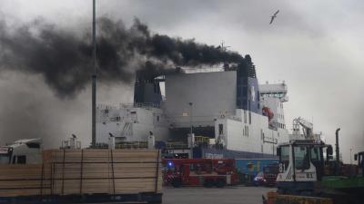 Dikke vette zwarte rook uit schoorsteen schip, brandweer gealarmeerd