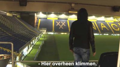 Roy Donders zingt vanaf middenstip voor leeg NAC-stadion