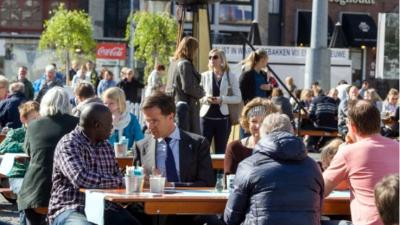 Premier Mark Rutte start dag met bevrijdingsontbijt in Groningen