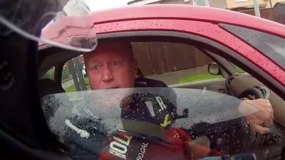 "Weet je niet wie ik ben? Weet jij écht niet wie ik ben? Ik ben Ronnie Pickering, godverdomme!".