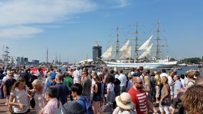 Tall ships verlaten haven Amsterdam. Sail Amsterdam 2015 overtreft alle verwachtingen