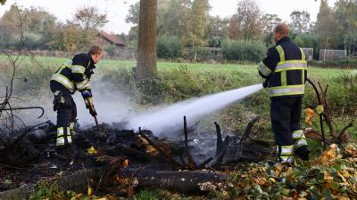 Brandweer dooft buitenbrand in bosperceel Best
