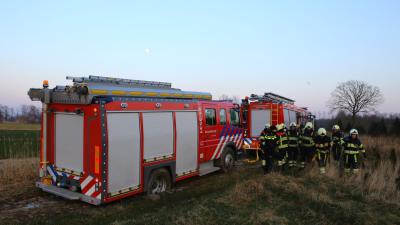 Brandweerwagen rijdt zich vast onderweg naar brand in Schijndel
